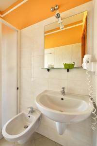 ein Bad mit einem Waschbecken und einem Spiegel in der Unterkunft Antica Locanda Luigina in Mattarana