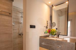 Ein Badezimmer in der Unterkunft Three Corners Rihana Resort El Gouna
