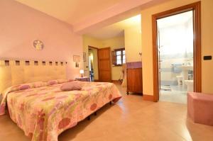 Un dormitorio con una cama grande y un baño. en Francesca 3, en Camaiore