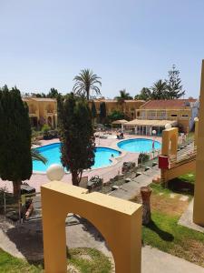Bazén v ubytovaní Tisalaya Park stay, cosy apartment in Maspalomas alebo v jeho blízkosti