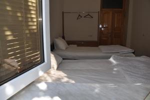 Under the Walnut Tree B&B客房内的一张或多张床位