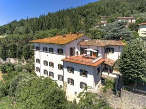Pelago的住宿－Villa Paterno，一座白色的大建筑,在山坡上设有红色屋顶