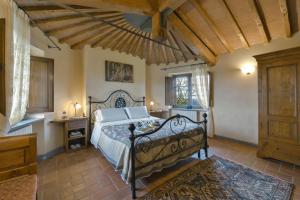 un dormitorio con una cama en una habitación en Poggio della Villa, en Radda in Chianti 42 fotos más