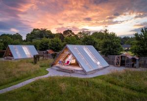 Východ nebo západ slunce při pohledu z luxury tent nebo okolí