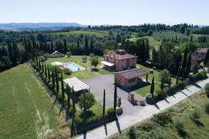 una vista aérea de una casa con muchos árboles en Villa Lestra, en Peccioli