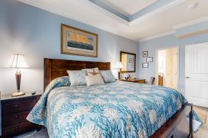 une chambre avec un lit avec une couette bleue dans l'établissement Bayside Resort - 28031 Sea Dock, à Selbyville 30 autres photos