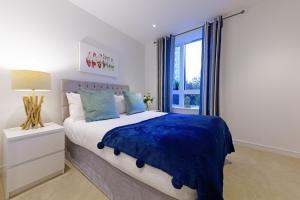 Executive Apartment Near Chiswick and Kew Gardens tesisinde bir odada yatak veya yataklar