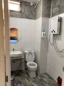 a bathroom with a toilet and a sink at PilokMyhome ที่พักเหมืองปิล็อก บ้านอีต่อง in Ban Pilok Khi