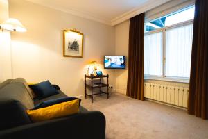 Un televizor și/sau centru de divertisment la Hotel Damier Kortrijk