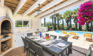 En restaurang eller annat matställe på 4 bedrooms villa with city view private pool and enclosed garden at Carvoeiro 2 km away from the beach
