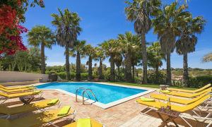 Poolen vid eller i närheten av 4 bedrooms villa with city view private pool and enclosed garden at Carvoeiro 2 km away from the beach