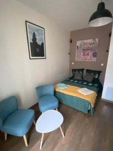 モンペリエにあるLa Fontaine - Studio Ecussonのベッドルーム1室(ベッド1台、椅子2脚、テーブル付)