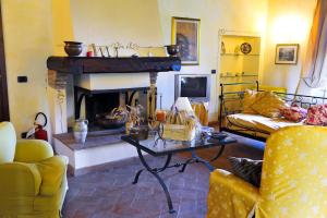 a living room with a fireplace and a couch at La Fonte Carducciana in San Casciano dei Bagni