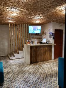 - un hall avec un bar et une télévision murale dans l'établissement Hotel Casa Bamboo, à Valladolid