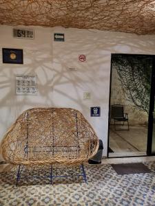 un lit devant un mur avec des panneaux. dans l'établissement Hotel Casa Bamboo, à Valladolid