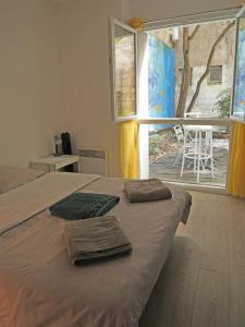 Lova arba lovos apgyvendinimo įstaigoje Joli T2 centre ville avec terrasse privée & patio