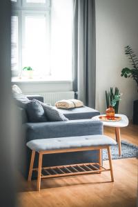 sala de estar con sofá azul y mesa en Apartmán v centru, en Šumperk