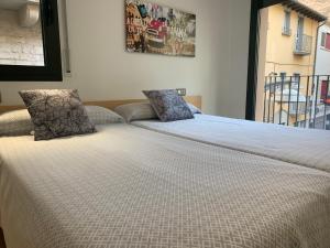 A bed or beds in a room at Apartament Centre Històric a Olot