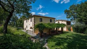 una vista exterior de una casa con patio en Poggio alle Fonti 11, en Montevarchi
