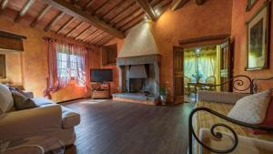 Una sala de estar con un sofá y una chimenea. en Poggio alle Fonti 11, en Montevarchi
