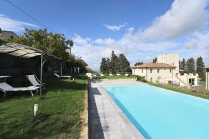 una piscina en el patio de una casa en Villa La Torre 16, en Montespertoli