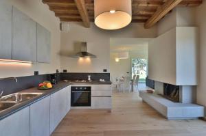 una cocina con fregadero y encimera en Villa La Torre 16, en Montespertoli