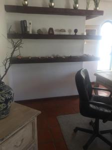 Una habitación con una silla y un escritorio y una ventana. en Loft los caracoles, en Jurica 3 fotos más