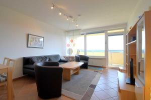 ein Wohnzimmer mit einer Couch und einem Tisch in der Unterkunft Apartment 255 in Hohegeiß