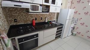 Una cocina o zona de cocina en Apart. Martim de Sa - Pe na Areia