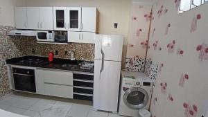 Una cocina o zona de cocina en Apart. Martim de Sa - Pe na Areia 13 fotos más