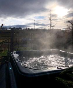 Dom Tkacki في كودوفا زدروي: حوض استحمام ساخن مع بخار يخرج منه