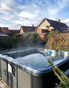 einen Whirlpool auf dem Balkon in der Unterkunft Dom Tkacki in Kudowa-Zdrój