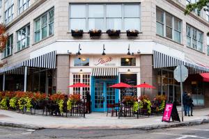 um restaurante com mesas e cadeiras em frente a um edifício em Haywood Park Hotel, Ascend Hotel Collection em Asheville