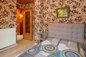 - une chambre avec un lit dans une pièce avec du papier peint dans l'établissement Maison de 3 chambres avec jardin clos et wifi a Girmont Val d'Ajol, à Girmont-Val-d'Ajol