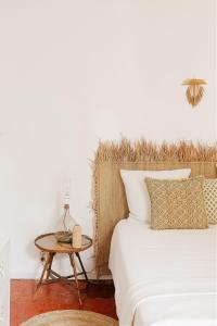 una camera con un letto e un tavolino di 7 en Arles a Arles