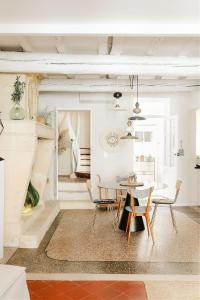 een eetkamer met een tafel en stoelen bij 7 en Arles in Arles