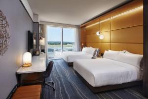 um quarto de hotel com duas camas e uma secretária em InterContinental Minneapolis - St. Paul Airport, an IHG Hotel em Minneapolis