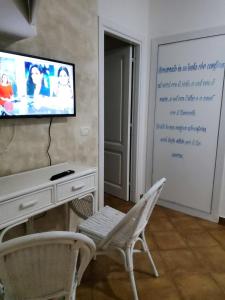 A television and/or entertainment center at Appartamenti con giardino ad Olbia