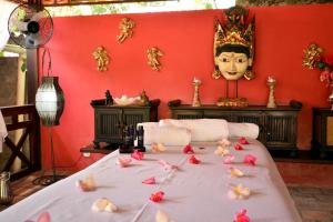 a room with a bed with flowers on it at Encantes do Nordeste in Barreirinhas