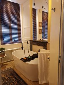 JARDIN D'HIVER CASSEL tesisinde bir banyo