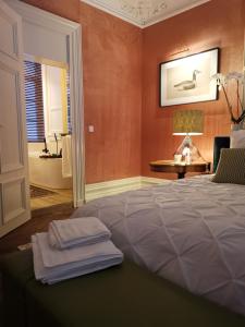 1 dormitorio con 1 cama y baño con bañera en JARDIN D'HIVER CASSEL en Cassel