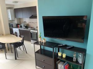 a kitchen with a large flat screen tv on a wall at Hermoso departamento un dormitorio in Santa Fe