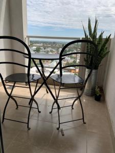 two chairs and a table on a balcony with a view at Hermoso departamento un dormitorio in Santa Fe