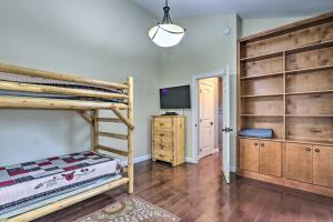 セバービルにあるPet-Friendly Smoky Mountain Retreat with Game Room!のベッドルーム(二段ベッド1組、テレビ付)