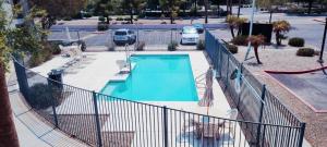 Bazén v ubytování InTown Suites Extended Stay Phoenix AZ - Gilbert nebo v jeho okolí
