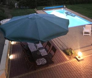 Basen w obiekcie Dom Letniskowy na Kaszubach z podgrzewanym basenem lub w pobliżu