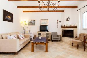 een woonkamer met een bank en een open haard bij Beautiful Holiday House near the sea in Sissi