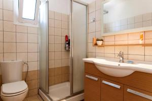 een badkamer met douche, toilet en wastafel bij Beautiful Holiday House near the sea in Sissi +31 foto's