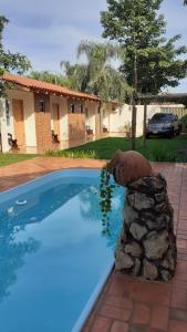 uma piscina em frente a uma casa em Pousada recantoceccataratas em Foz do Iguaçu