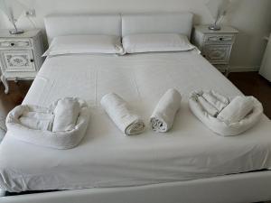 A bed or beds in a room at CASAVIVA - Casa Vacanze Betti a Rapallo con terrazza
